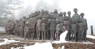 Do lidického pomníku dtským obtem války pibyla kopie sochy dvátka, kterou loni na podzim ukradl neznámý zlodj.