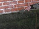 Dead Drops - projekt zazděných USB schránek už pronikl i do České republiky. První mrtvá schránka je k nalezení ve zdi Červeného kostela na brněnském Komenského náměstí. Dead Drops - projekt zazděných USB schránek už pronikl i do České republiky. První mrtvá schránka je k nalezení ve zdi Červeného kostela na brněnském Komenského náměstí.