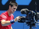 Novak Djokovi psuje s televizn kamerou pi exhibici v Melbourne
