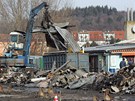 Po vyhoelch halch velkoskladu asijskch obchodnk na Olomouck ulici v brn zbyly jen trosky, kter o vkendu likvidovaly demolin ety.