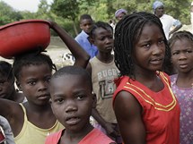 Darlene mezi dtmi ve vesnici Marchand Dessaline (11. ledna 2010)