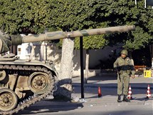 V ulicch Tunisu hldkuje armda (16. ledna 2011)