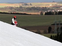 Na Fajtov kopci u Velkho Mezi le asi metr technickho snhu. (17. leden 2011)