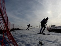 Z KOPCE DOL. Zvodnci sjdj do clov rovinky bhem zvodu ve sprintu na lych ve Vesci.