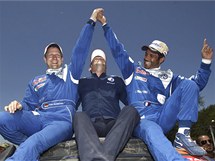 Nasser Al-Attiyah z tovrnho tmu Volkswagenu se radoval z prvnho triumfu v dakarsk rallye. Vlevo jeho spolujezdec Timo Gottschalk z Nmecka.