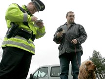 Mstsk policie kontroluje chovatele ps, zda dodruj vyhlku a uklz po svch psech.