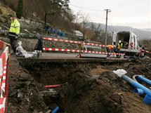 Zamstanci Vodovod a kanalizac Karlovy Vary pracuj na pekldce potrub pi sesuvu pdy u Radoova na Karlovarsku. 