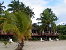 Na Cookovch ostrovech rostou palmy msty pmo skrze plov bungalovy.