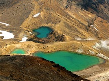 Ozdobou sopen krajiny na treku Tongariro Crossing jsou Smaragdov jezrka.