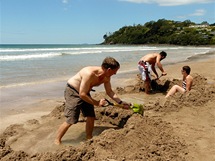 Hot Water Beach na poloostrov Coromandel: tady si turist za odlivu kopou termln baznky.