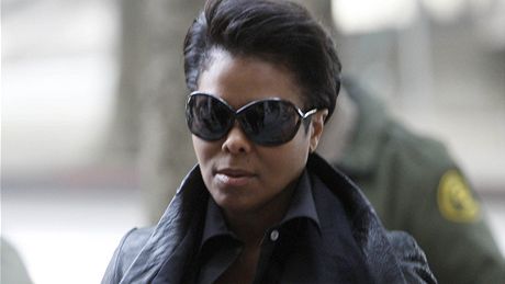 Sestra zesnulého zpváka Michaela Jacksona Janet pichází k soudu s jeho lékaem (12. ledna 2010)