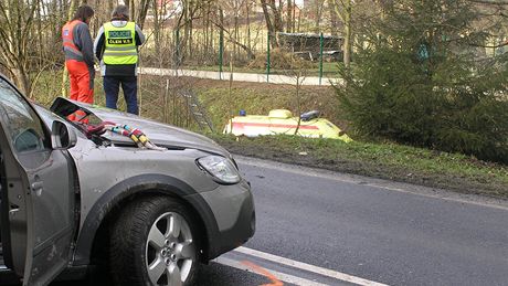 Pi tragické sráce sanitky s osobním autem v Domalicích skonilo vozidlo záchraná v ece