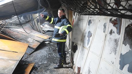 Niivý poár, pi kterém lehla popelem trnice na brnnské Olomoucké ulici, podle policie zejm zpsobila manipulace s oteveným ohnm.