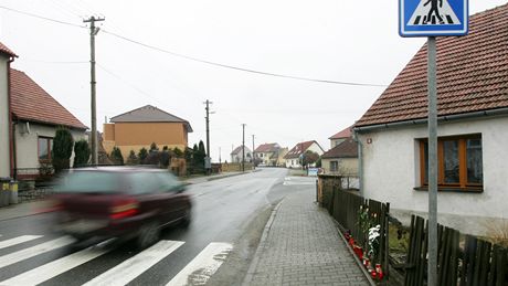 Na památku tragického úmrtí školačky zapálili lidé asi dvacítku svíček na okraji chodníku u přechodu pro chodce v centru Rapotic na Třebíčsku. Na památku tragického úmrtí školačky zapálili lidé asi dvacítku svíček na okraji chodníku u přechodu pro chodce v centru Rapotic na Třebíčsku.