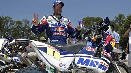 panlský jezdec Marc Coma pózuje se svým motocyklem poté, co tuto kategorii ovládl na Rallye Dakar 