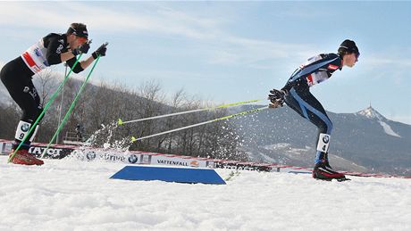 OSTRÉ TEMPO. Závodníci projíždějí jednou z pasáží na trati sprintu dvojic během Světového poháru veš Vesci. OSTRÉ TEMPO. Závodníci projíždějí jednou z pasáží na trati sprintu dvojic během Světového poháru veš Vesci.