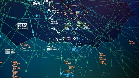 Monitory ídících letového provozu blikají a jsou plné údaj jako v njaké strategické poítaové he, tady se ale ádné Game over nepipoutí
