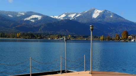 Jezero Wolfgangsee od bazénu hotelu Im Weissen Rössl v Sankt Wolfgangu