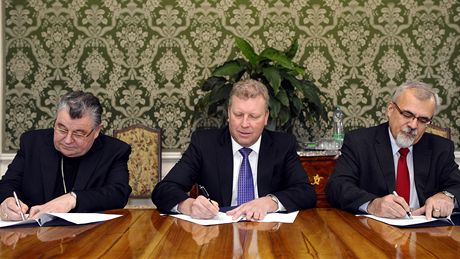 Arcibiskup pražský Dominik Duka, ministr kultury Jiří Besser a předseda Arcibiskup pražský Dominik Duka, ministr kultury Jiří Besser a předseda