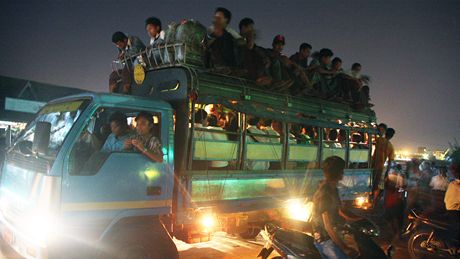 Barmský jízdní ád je jednoduchý - jede se, a kdy je plno, poádn plno
