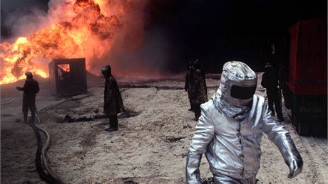 Z Kuvajtu ustupující irácké jednotky po sob zanechávaly zapálené ropné vrty. Na jejich haení se podílely skupiny hasi z celého svta. (1. íjna 1991)