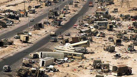 V polovin bezna 1991 zaútoily koaliní jednotky na konvoj prchajících iráckých voják z Kuvajtu. Porvé zde byly pouity stely "tankbusters" s ochuzeným uranem.