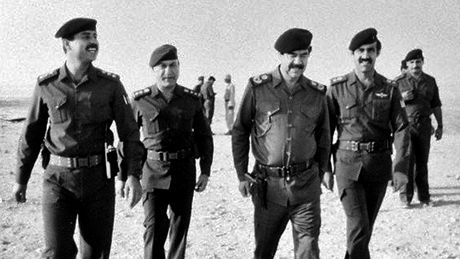 Irácký prezident Saddám Husajn (uprosted) zaútoil na Kuvajt 2. srpna 1990.