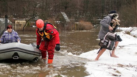 Velká voda v Karlových Varech. eka Ohe zaplavila zahrádkáské kolonie