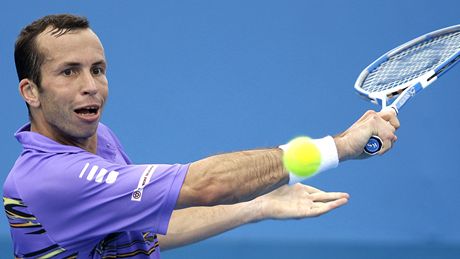 eský tenista Radek tpánek prohrál v prvním kole turnaje v Sydney ve tech setech s Argentincem J.I. Chelou.