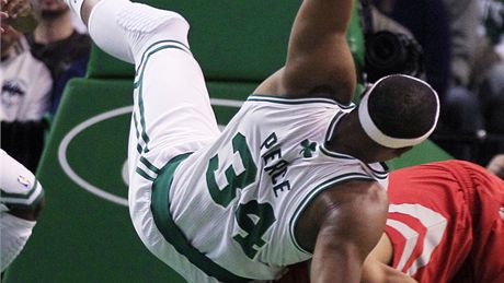 Pivotman Paul Pierce z Bostonu padá na houstonského protihráče Shanea Battiera v zápase NBA, v němž Celtics doma překvapivě prohráli. Pivotman Paul Pierce z Bostonu padá na houstonského protihráče Shanea Battiera v zápase NBA, v němž Celtics doma překvapivě prohráli.