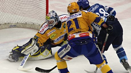 Zlínský brankář Jakub Sedláček likviduje s pomocí spoluhráče Tomáše Linharta nájezd kladenského hokejisty Davida Stielera v zápase 42. kola extraligy. Zlínský brankář Jakub Sedláček likviduje s pomocí spoluhráče Tomáše Linharta nájezd kladenského hokejisty Davida Stielera v zápase 42. kola extraligy.