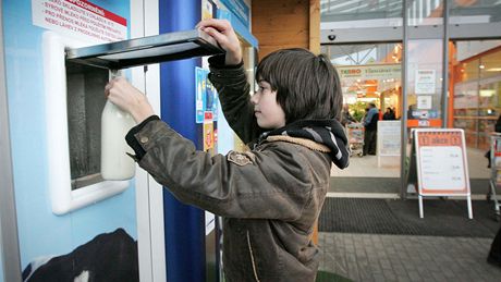 Mlékomat u supermarketu Terno v Českých Budějovicích. Mlékomat u supermarketu Terno v Českých Budějovicích.