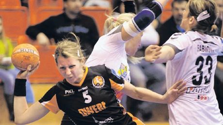 Kateřina Dvořáková se prosadila přes dvě soupeřky, také díky tomu házenkářky Mostu v důležitém zápase v lovosickém azylu porazily Olomouc 29:22. Poprvé za ně nastoupila slovenská posila Petra Beňušková, která přišla z ŠKP Bratislava. Kateřina Dvořáková se prosadila přes dvě soupeřky, také díky tomu házenkářky Mostu v důležitém zápase v lovosickém azylu porazily Olomouc 29:22. Poprvé za ně nastoupila slovenská posila Petra Beňušková, která přišla z ŠKP Bratislava.