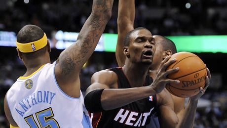  Chris Bosh z Miami se snaí obejít Carmela Antonyho (vlevo) a Arrona Afflala z Denveru. 