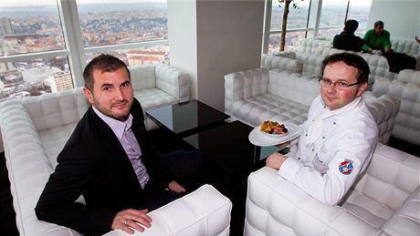 Šéfkuchař Jiří Král (vpravo) a majitel restaurace Pavel Kumžák nabízejí Čechům světovou kuchyni. Šéfkuchař Jiří Král (vpravo) a majitel restaurace Pavel Kumžák nabízejí Čechům světovou kuchyni.
