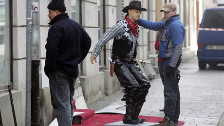 Natáení filmu Yuma v centru Ostravy. Na snímku rekvizitái chystají jako kulisu obchod s westernovým zboím.
