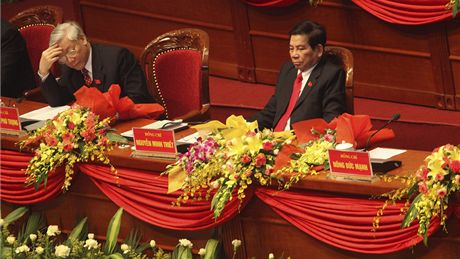 Odstupující vietnamský prezident Nguyen Minh Triet (vpravo) s budoucím šéfem strany Nguyenem Phu Trongem. Odstupující vietnamský prezident Nguyen Minh Triet (vpravo) s budoucím šéfem strany Nguyenem Phu Trongem.
