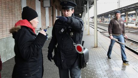 Anonym policii nahlásil, e se na hlavním nádraí v Olomouci nachází bomba. Budova byla evakuována, policisté ale ádnou výbuninu nenali.