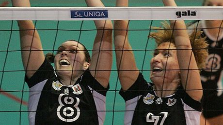 Martina Mrázková (vlevo) a Kristýna Pastulová z Přerova blokují. Martina Mrázková (vlevo) a Kristýna Pastulová z Přerova blokují.
