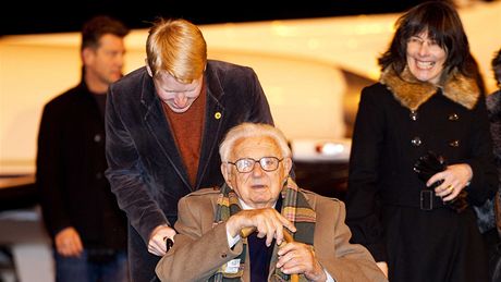 Nicholas Winton vystupuje ze soukromého letadla na starém praském letiti v Ruzyni