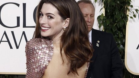 Anne Hathawayová na pedávání Zlatých glób v atech znaky Giorgio Armani...