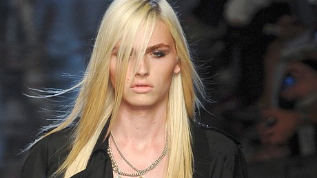 Australský model srbského pvodu Andrej Pejic na pehlídce J. P. Gaultiera