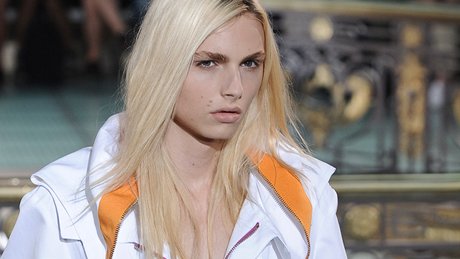 Australský model srbského pvodu Andrej Pejic na pehlídce Raf Simons