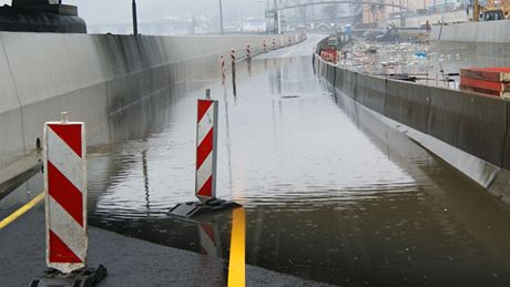 Stoupající Labe v Ústí nad Labem zatopilo hlavní tah mezi Prahou a Dínem (14. 1. 2011)