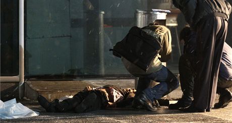 Rutí vyetovatelé po útoku na moskevském letiti Domoddovo ohledávají mrtvolu (24. ledna 2011)