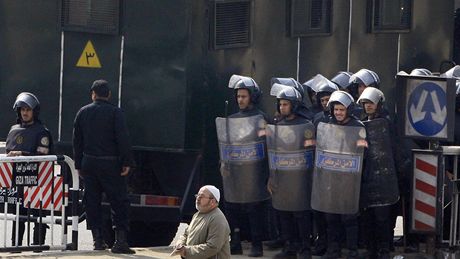 Egypttí policisté se pipravují v Káhie na zásah proti demonstrantm (28. ledna 2011)