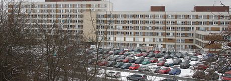 Parkovit ped fakultní nemocnicí v Plzni na Lochotín bývá denn zaplnné do posledního místeka.