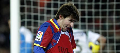 VECHNO NEJLEP, MAMI. Barcelonsk fotbalista Lionel Messi pi oslav glu odhalil npis na triku pod dresem.