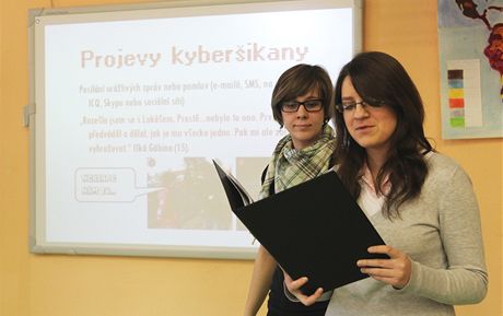 Studentky Tereza Ondráková (vlevo) a Monika Vlachová jezdí po Tebísku a pednáejí ákm o nebezpeích internetu.