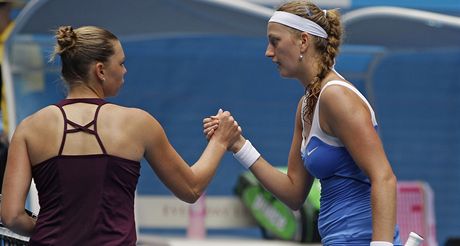 Petra Kvitov (vpravo) gratuluje Vee Zvonarevov k postupu do semifinle Australian Open